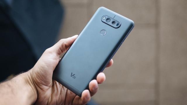 <b>LG V20 primește o reducere de 13% pe QuickMobile.ro! Costă 1.569 lei în acest moment</b>Prin intermediul unui pont primit pe mail aflăm că cei de la QuickMobile oferă o reducere de 13% pentru phablet-ul LG V20, terminal ce dispune de procesorul Qualcomm Snapdragon 820 și de 4 GB RAM. O caracteristică foarte utilă a acestuia este