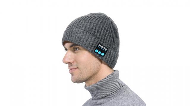 <b>Ne pregătim de iarnă cu fes echipat cu headset audio Bluetooth; se vinde la suma de doar 8.99 dolari de către un retailer chinez</b>Deși ultima săptămână a fost caracterizată de temperaturi de peste 20 grade, ne gândim și la vremurile friguroase ce ne așteaptă și de aceea și la achiziții menite să ne protejeze de vânt, ploi și zăpezi. Pentru cei care nu vor să renunțe la 