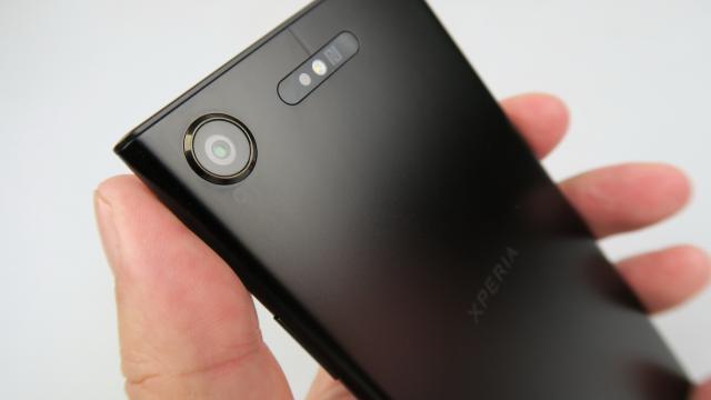 <b>Sony Xperia XZ1 Review</b>Sony se numără printre companiile pe care am reuşit să le bifăm cel mai rapid după lansarea telefoanelor lor. Practic mă pot mândri că în ultimii 2-3 ani nu am ratat absolut nici un model lansat de japonezi, care să nu fi ajuns pe masa noastră de teste.