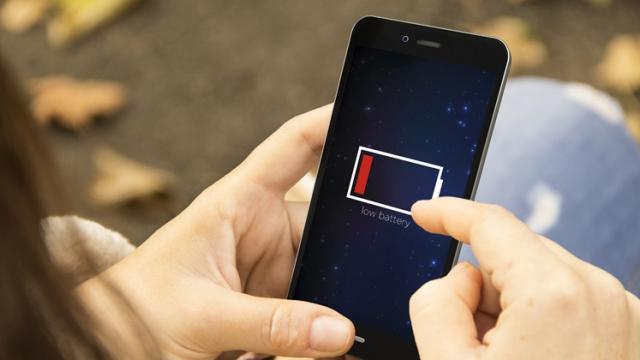 <b>Miliamperii nu contează (foarte mult); Iată și dovada: iPhone vs OnePlus vs Samsung vs Huawei </b>Un lucru important de luat în seamă în aceste zile, este acela că miliamperii nu contează după cum o dovește și comparația video de mai jos. Mereu ne declarăm dezamăgiți de capacitatea bateriilor de pe terminalele mobile, dar în multe din cazuri