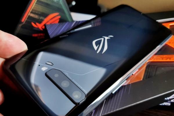 ASUS ROG Phone 3 Unboxing şi primele impresii: telefon de gaming regândit, strict cu cerinţele fanilor în minte