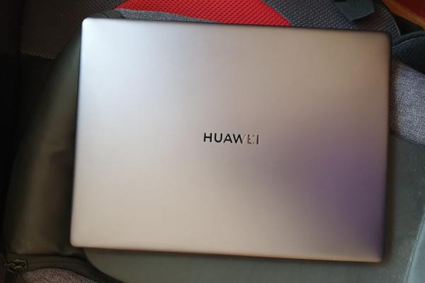 Prezentare Huawei MateBook 13: Ultrabook premium cu ecran de 13 inch și procesor AMD Ryzen 5 + smartwatch cadou la achiziție