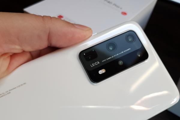 Huawei P40 Pro+ Unboxing: primul telefon cu zoom optic 10X aduce un spate ceramic, încărcare wireless foarte rapidă