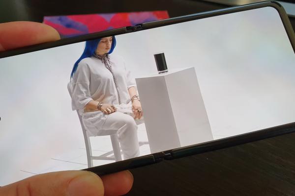 Samsung Galaxy Z Flip: Acustică deloc rea pentru un telefon aşa compact, cu speaker singular