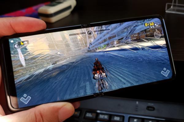 Samsung Galaxy Z Flip: Benchmark-uri între Galaxy Note 10 şi iPhone 11