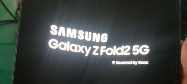 Samsung Galaxy Z Fold 2 se afișează într-o fotografie hands-on; Adio notch, bun venit decupaj bulină!
