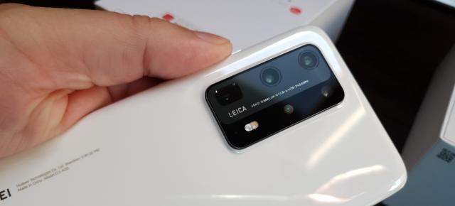 Huawei P40 Pro+ Unboxing: primul telefon cu zoom optic 10X aduce un spate ceramic, încărcare wireless foarte rapidă