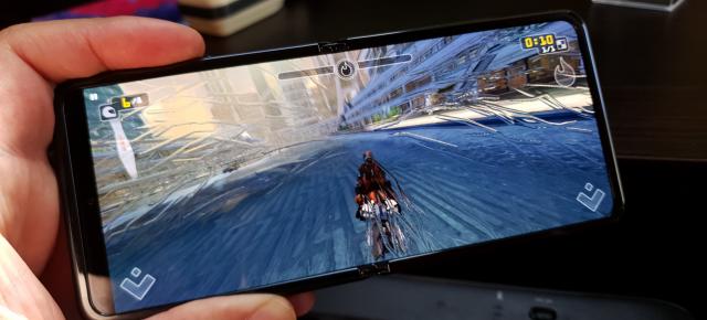 Samsung Galaxy Z Flip: Benchmark-uri între Galaxy Note 10 şi iPhone 11