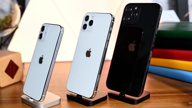 <b>Apple ar putea lansa iPhone 12 pe 8 septembrie; Eveniment separat pentru laptopuri şi alte produse în octombrie, inclusiv ochelari AR</b>După multe speculaţii că Apple ar fi decis să amâne lansarea modelelor iPhone 12, se conturează şi o dată pentru evenimentul de lansare. Aceasta ar fi 8 septembrie, dar aflăm că firmă din Cupertino mai are un eveniment programat şi în octombrie. Avem deta