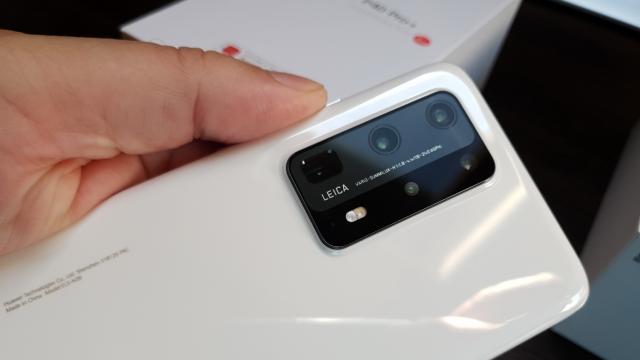 <b>Huawei P40 Pro+ Unboxing: primul telefon cu zoom optic 10X aduce un spate ceramic, încărcare wireless foarte rapidă</b>După ce am testat Huawei P40 Pro prin primăvară şi am fost impresionaţi de bateria sa, de stabilitatea capturii cu zoom şi de captura low light, iată că a venit şi rândul variantei sale upgradate. E vorba despre Huawei P40 Pro+