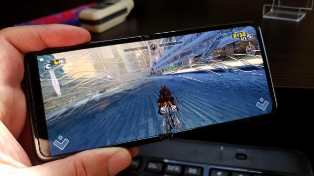 <b>Samsung Galaxy Z Flip: Benchmark-uri între Galaxy Note 10 şi iPhone 11</b>Nu strica să avem 12 GB RAM pe Samsung Galaxy Z Flip cum ne-a învăţat Galaxy Fold, dar nu plângem prea tare nici cu 8 GB RAM. Avem şi procesorul Snapdragon 855+ de 7 nm care încă se ţine bine şi un GPU Adreno 640, completate de 256 GB stocare UFS 3.0.