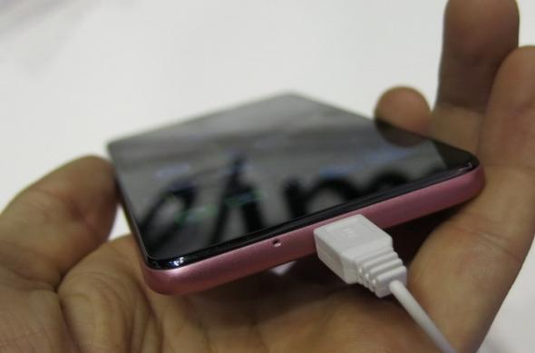 MWC 2013: Alcatel One Touch Idol, telefon cu ecran bun și Jelly Bean, carcasa cu feeling ieftin (Video): alcatel_one_touch_idol_04jpg.jpg