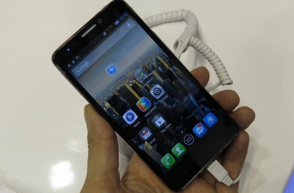 MWC 2013: Alcatel One Touch Idol, telefon cu ecran bun și Jelly Bean, carcasa cu feeling ieftin (Video): alcatel_one_touch_idol_02jpg.jpg