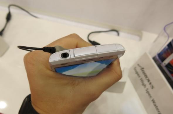 MWC 2013: Fujitsu Arrows X F-02E, smartphone-ul din duș cu senzor pentru amprente (Video): fujitsu_arrows_x_f_02e_02jpg.jpg