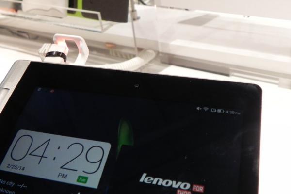 MWC 2014: Lenovo Yoga Tablet 10 HD+ hands on preview - tableta multimode cu kickstand integrat (Video)