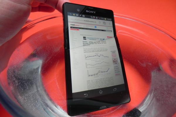 Review Sony Xperia Z: design elegant din sticlă, terminal performant, dar camera și ecranul sub așteptări (Video)