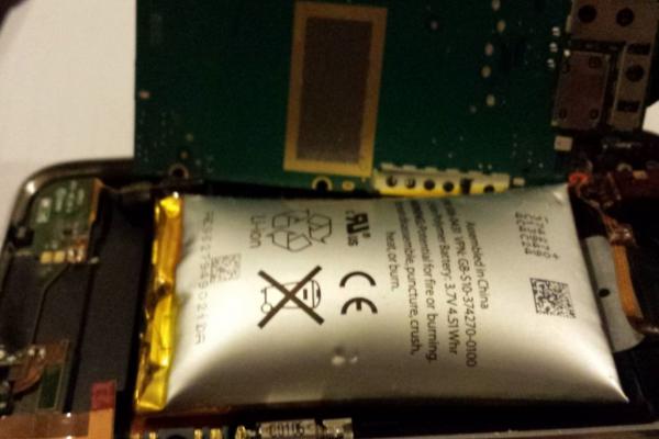 Bateria unui iPhone 3GS se "umflă" și Împinge ecranul și placa de bază a telefonului; Iată un caz din România!