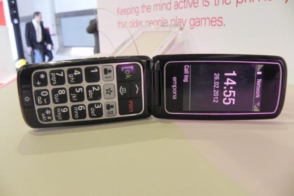 MWC 2012: Emporia Connect hands on, telefon cu clapetă pentru cei bătrâni (Video)
