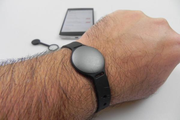 Misfit Shine Review + concurs: un fitness tracker discret, elegant și cu un feeling de device Apple (Video)