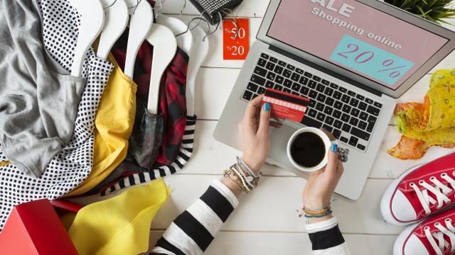 <b>Magazinele online se așteaptă la creșteri de minim 20% a vânzărilor de Black Friday 2020, pe fondul desfășurării majoritar online</b>Suntem la mijloc de săptămână și ne pregătim cu liste de produse, whislist-uri și facem calcule pentru a vedea câți bani să punem deoparte pentru cumpărăturile de Black Friday 2020. Mulți retaileri au dat deja 