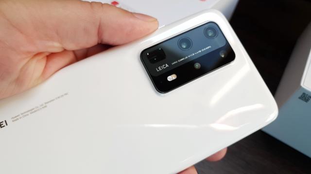 <b>Huawei P40 Pro+ Review detaliat în limba română; Primul telefon cu zoom optic 10X</b>Uneori un flagship nu este de ajuns, aşa că marile companii lansează triplete mai nou, ba chiar cvartete. Nu ştim exact când a început această modă, dar cred că şi-o dispută fie tripleta Galaxy S10, fie combinaţia de iPhone 8, 8 Plus şi iPhone X.