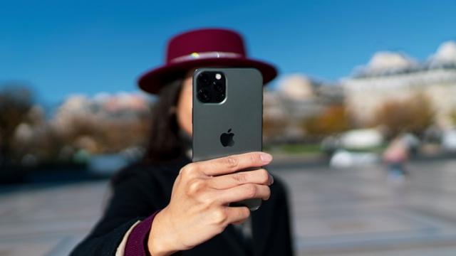 <b>Apple iPhone 12 Pro ocupă locul 7 în testul de captură selfie realizat de către francezii de la DxOMark; Iată cum s-a descurcat acesta</b>Francezii de la DxOmark au publicat astăzi testele selfie realizate cu iPhone 12 Pro Aceștia declară că este un senzor echilibrat și capabil. Deși nu este chiar lider în industrie, fotografiile au fost semnificativ mai bune comparativ cu flagship-ul Apple