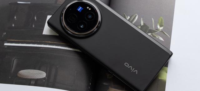 vivo X Fold5 își încordează mușchii la capitolul zoom și ne arată că și un pliabil poate livra; Are cameră periscop