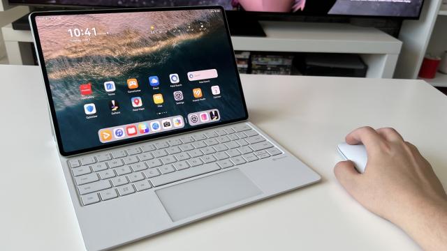 <b>HUAWEI MatePad Pro 12.2 2025 PaperMatte Edition review detaliat în limba română (Evaluare Mobilissimo)</b>Produsul „one more thing” anunţat de Huawei la evenimentul său de la Berlin, ştiţi voi, debutul ceasurilor Watch 5 şi Fit 4 a fost... o tabletă. Una premium, una pentru creativi, arhitecţi, designeri, dar unii care sunt mereu pe fugă, în deplasare