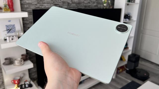 <b>HUAWEI MatePad Pro 12.2 2025 PaperMatte Edition: Design din fibră de sticlă, revoluţie prin tastatura Glide</b>Uitându-mă în 2024, modelul anterior impresiona prin ecranul OLED cu margini subțiri și o construcție subțire, dar păstra un design sobru, cu accente business, fără texturi remarcabile pe spate. Structura era din aliaj de aluminiu, cu un finisaj