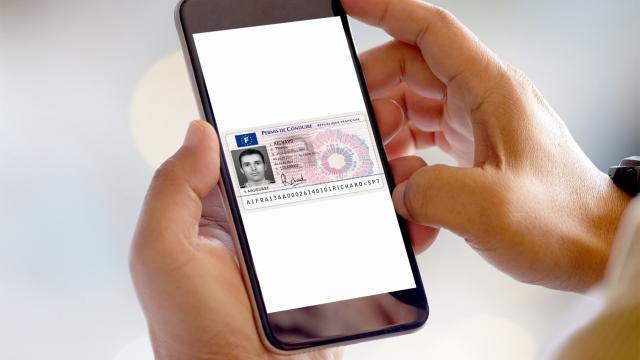 <b>Telefonul va înlocui plasticul: permisul de conducere devine digital în întreaga Uniune Europeană; Șoferii începători vor fi supravegheați mai strict în primii doi ani</b>Până la finalul lui 2030, toate statele din Uniunea Europeană, inclusiv România, vor fi obligate să adopte un permis de conducere digital, care va putea fi accesat direct de pe telefon. Acordul a fost deja agreat între Parlamentul European și Consiliul UE