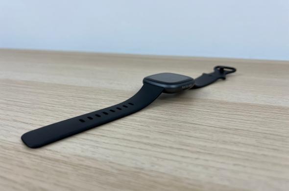 Fitbit Versa 4 - Fotografii (2): Fitbit-Versa-4-Fotografii_003.jpg