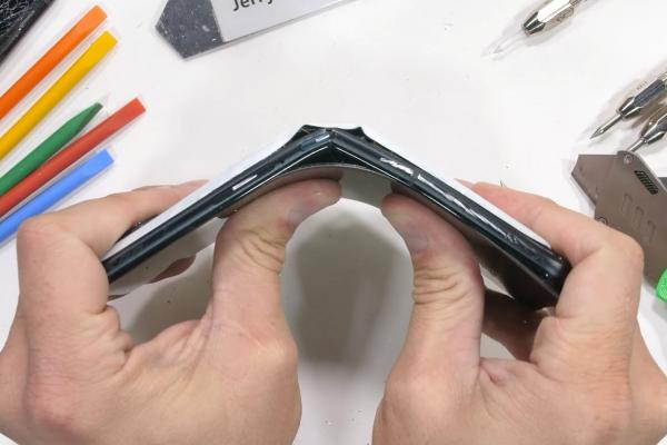 ASUS ROG Phone 6 Pro se rupe în două la testul de rezistenţă al lui JerryRigEverything (Video)