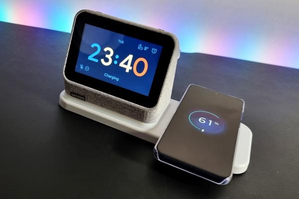Prezentare Lenovo Smart Clock 2 - Un ceas/ gadget compact și inteligent, cu Google Assistant integrat și dock pentru încărcarea dispozitivelor tale