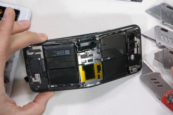 De ce s-a rupt ASUS ROG Phone 6 Pro în două în testul lui JerryRigEverything? Disecţia sa ne arată motivul (Video)