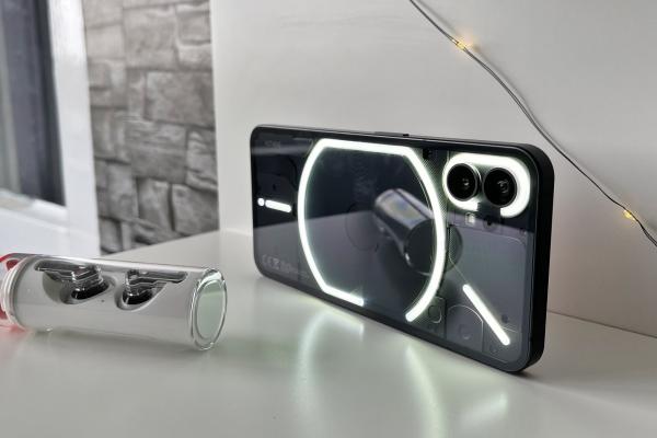 Nothing Phone (1) şi Nothing Ear Stick primele impresii: formă în fața substanţei? (Video)