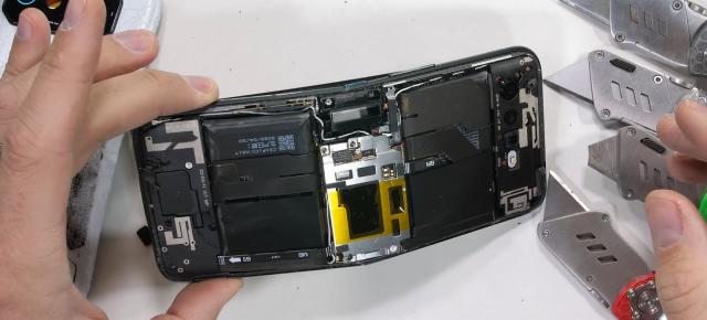 De ce s-a rupt ASUS ROG Phone 6 Pro în două în testul lui JerryRigEverything? Disecţia sa ne arată motivul (Video)