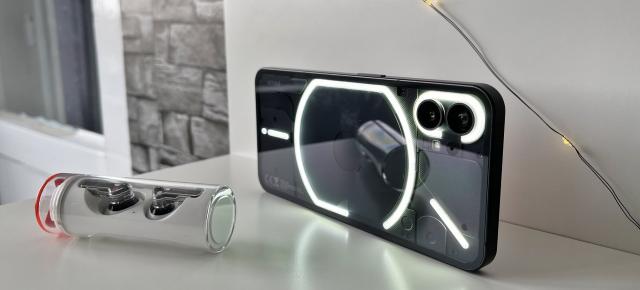 Nothing Phone (1) şi Nothing Ear Stick primele impresii: formă în fața substanţei? (Video)