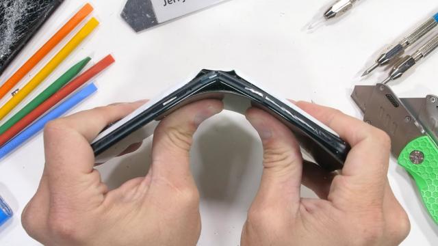 <b>ASUS ROG Phone 6 Pro se rupe în două la testul de rezistenţă al lui JerryRigEverything (Video)</b>Chiar dacă ASUS ROG Phone 6 Pro s-a lansat asta vara şi între timp a primit şi o versiune 6D, iată că JerryRigEverything a reuşit să îl supună la testul de rezistenţă abia acum. Pot să zic că a meritat aşteptarea, dacă vă plac testele... dramatice

