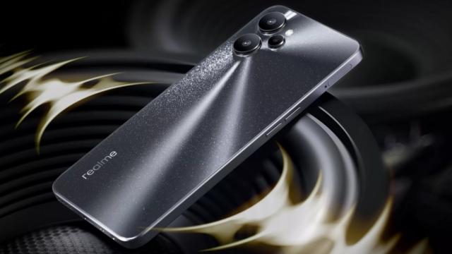 <b>realme 10 5G lansat oficial: are procesor Dimensity 700, spate cu sclipici, cameră de 50 de megapixeli</b>Cu doar câteva zile în urmă realme anunţa telefonul realme 10 4G şi acesta era doar începutul seriei care va include şi modele Pro, așteptate pe 17 noiembrie, în vreme ce azi a debutat realme 10 5G. Are dotări midrange tipice 