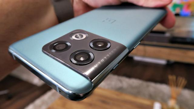 <b>Turul Magazinelor #1190: OnePlus 10 Pro acum sub 3600 lei, aspirator robot la 500 lei, televizoare de câteva sute de lei</b>Black Friday s-a terminat, dar reducerile continuă, cu campanii de reduceri din ciclul "Crazy Sale" şi altele asemenea. Între timp noi am ajuns cu Turul Magazinelor la episodul #1190, iar în această ediţie avem un OnePlus 10 Pro la cel mai mic preţ de pe