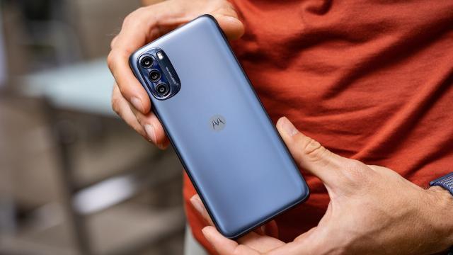<b>Un smartphone misterios Motorola apare în baza de date TENAA; După specificații, pare a fi un model de buget din seria E sau G</b>Motorola a lansat multe smartphone-uri în acest an. Totuși, iată că încă se află în pregătire noi modele care ar putea sosi curând. Un model încă neanunțat și misterios și-a făcut apariția recent în baza de date TENAA. De asemenea, el a primit