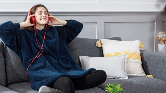 <b>E LUNI e AMAZON: Azi vă recomandăm un cadou călduros și accesibil pentru cei dragi - pătura cu mâneci BEDSURE</b>Revine astăzi și seria noastră săptămânală „E LUNI e AMAZON”, cu o nouă recomandare de produs de pe Amazon DE. Azi am găsit o pătură cu mâneci, însă una de la firma BEDSURE, pe care nu am mai văzut-o pe plan local. Pare un cadou inedit și călduros