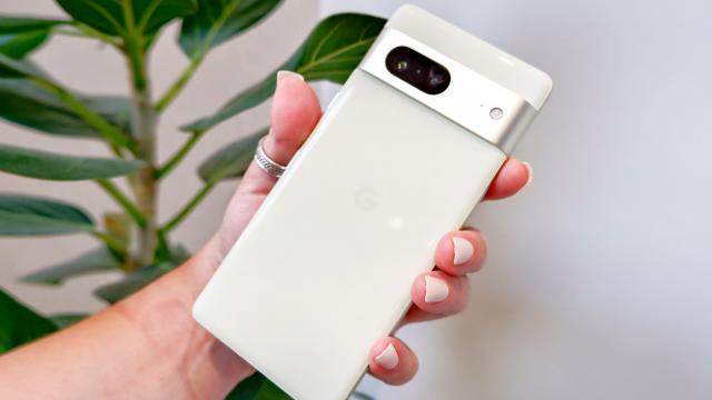 <b>Google Pixel 7 testat de DxOMark: depăşeşte Xiaomi 12S Ultra, Galaxy S22 Ultra</b>După ce DxOMark a testat Google Pixel 7 Pro cu o lună în urmă şi l-a pus la vârful clasamentului său (depăşit ulterior de Huawei Mate 50 Pro), acum e rândul lui Pixel 7 să apară în această ierarhie. El ocupă locul 10, cu 140 de puncte