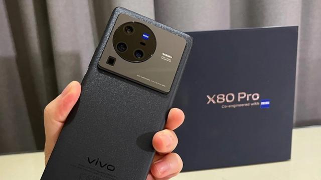 <b>Camera-phone-ul vivo X80 Pro primește acum actualizarea stabilă la Android 13; Sosește și interfața Funtouch OS 13 în Europa</b>vivo poate fi considerată o companie „tânără” pe piața din Europa, smartphone-urile sale ajungând în urmă cu doi ani oficial pe acest continent, chiar și în România. Ieri a debutat seria de telefoane vivo X90 în China, însă vivo X80 Pro a ajuns de doar