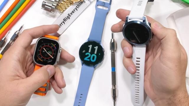 <b>Apple Watch Ultra cu protecție din safir, mit sau realitate? Cât de rezistent e cel mai scump smartwatch al companiei?</b>A sosit timpul ca Apple Watch Ultra să fie testat de către JerryRigEverything! Cel mai scump smartwatch din portofoliul companiei din Cupertino a fost comparat într-un clip cu Galaxy Watch 5 și Garmin Fenix 7 Solar. Toate ceasurile aduc protecție din safi