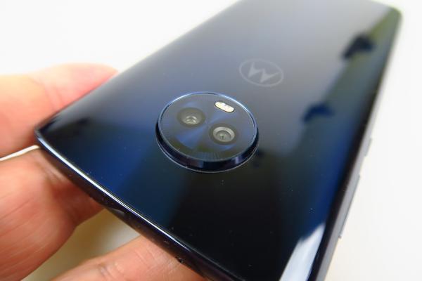 Motorola Moto G6 Plus: Design de sticlă şi metal, cu un negru-albastru fascinant