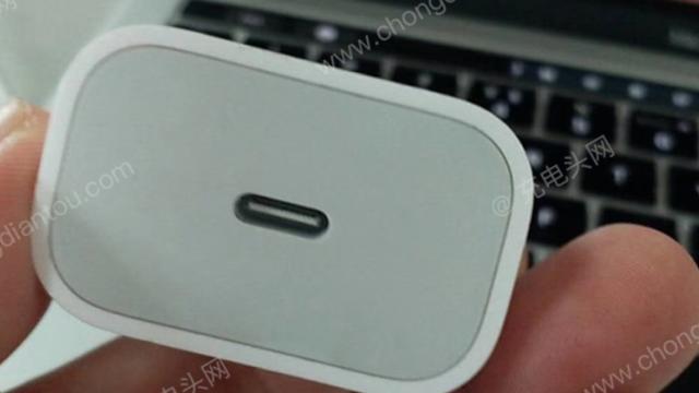 <b>Încărcătorul USB-C de 18W pentru iPhone ni se prezintă sub formă de prototip în fotografii </b>De ceva timp se vehiculează și faptul că noile modele iPhone din acest an se vor livra la pachet cu un nou tip de încărcătorul, unul cu port USB-C care va permite încărcarea rapidă la 18W. Vestea nu a fost confirmată în vreun fel de către compania