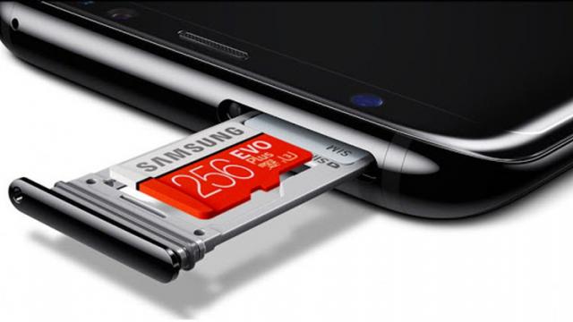 <b>Samsung oferă carduri microSD cadou la achiziția de terminale Galaxy; Iată modelele incluse în campanie</b>Cu scopul de a impulsiona vânzările de terminale, iată că cei de la Samsung vin și pe plan local cu o promoție specială ce implică oferirea de carduri microSD cadou la achiziția de modele Galaxy. Aflați din rândurile de mai jos care sunt aceste