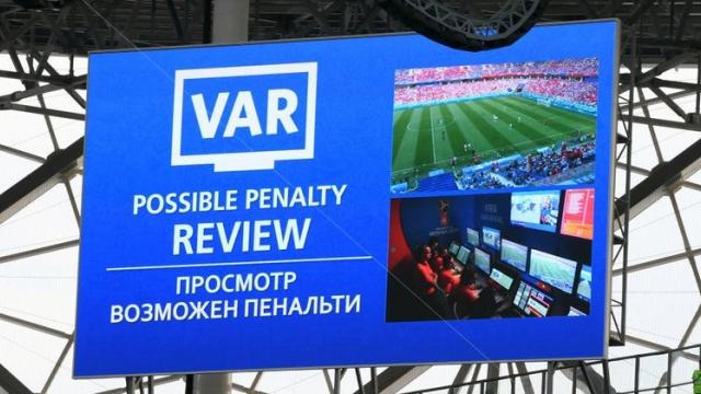 <b>Sistemul VAR distruge spectacolul din Cupa Mondială, cu prea multe penalty-uri și hențuri</b>În aceste zile mai toate televizoarele sunt deschise pe meciuri din Campionatul Mondial din Rusia, competiția sportivă ajunsă acum în faza sferturilor. Probabil ați remarcat și voi faptul că în acest an este inclus și un nou sistem numit