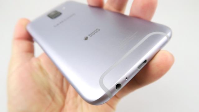 <b>Samsung Galaxy A6 (2018): Baterie mai mult decât respectabilă, bate Galaxy S7 Edge</b>Mulţi s-ar speria când ar auzi că la o diagonală de 5.6 inch avem doar o baterie de 3000 mAh, în ziua de azi când Xiaomi "aruncă" în noi cu Redmi-uri de 4000 mAh sau mai mult. Samsung îşi face totuşi singura procesoarele şi memoriile şi ştie exact cum..